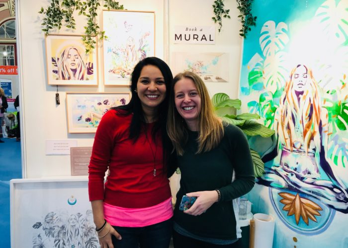 Karla Luna con la talentosa artista Hannah Adamaszek Karla Luna con la talentosa artista Hannah Adamaszek